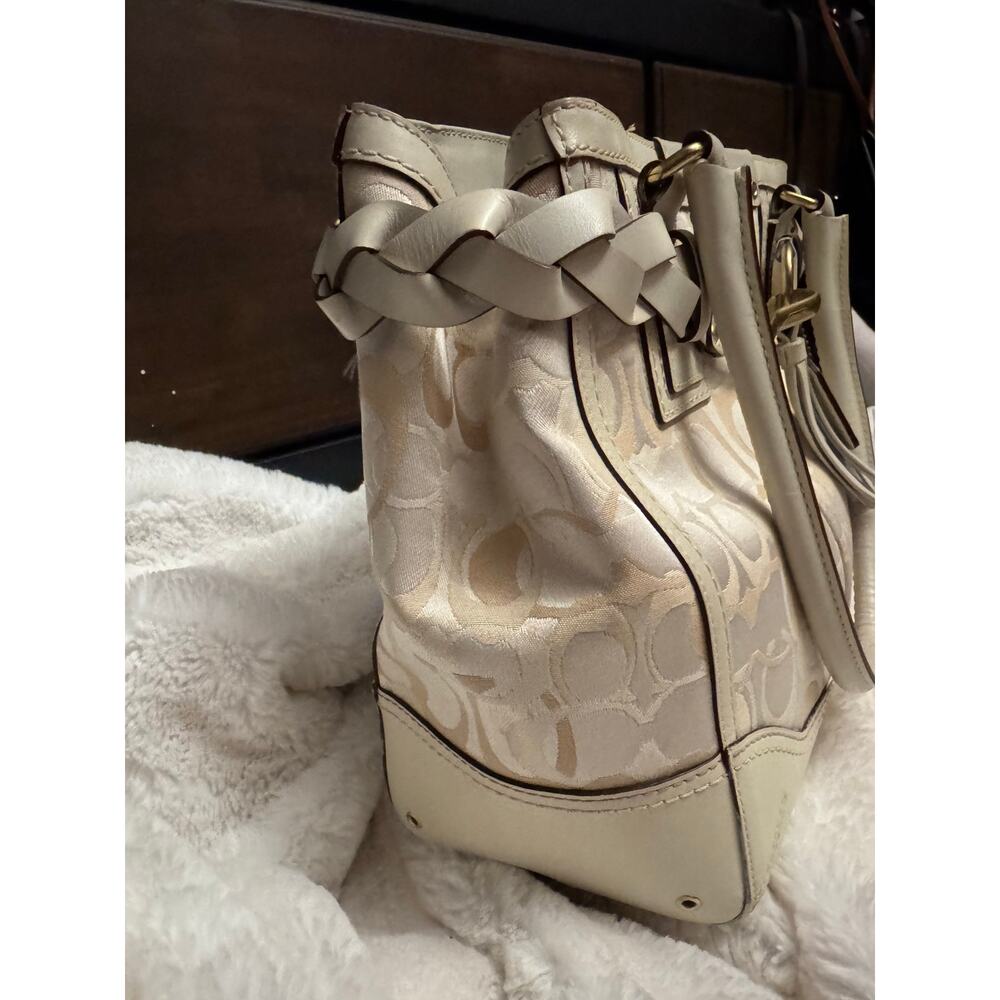 Vintage Coack Hampton handbag in beautiful Ivory - Picture 12 of 13